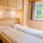 בקתה In Leukermeer By The Waterside Well (Limburg)