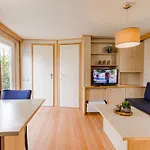 בקתה In Leukermeer By The Waterside Well (Limburg)