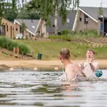 In Leukermeer By The Waterside בקתה