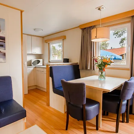 In Leukermeer By The Waterside בקתה