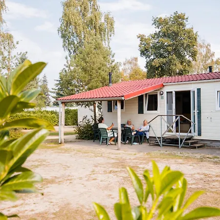 In Leukermeer By The Waterside בקתה